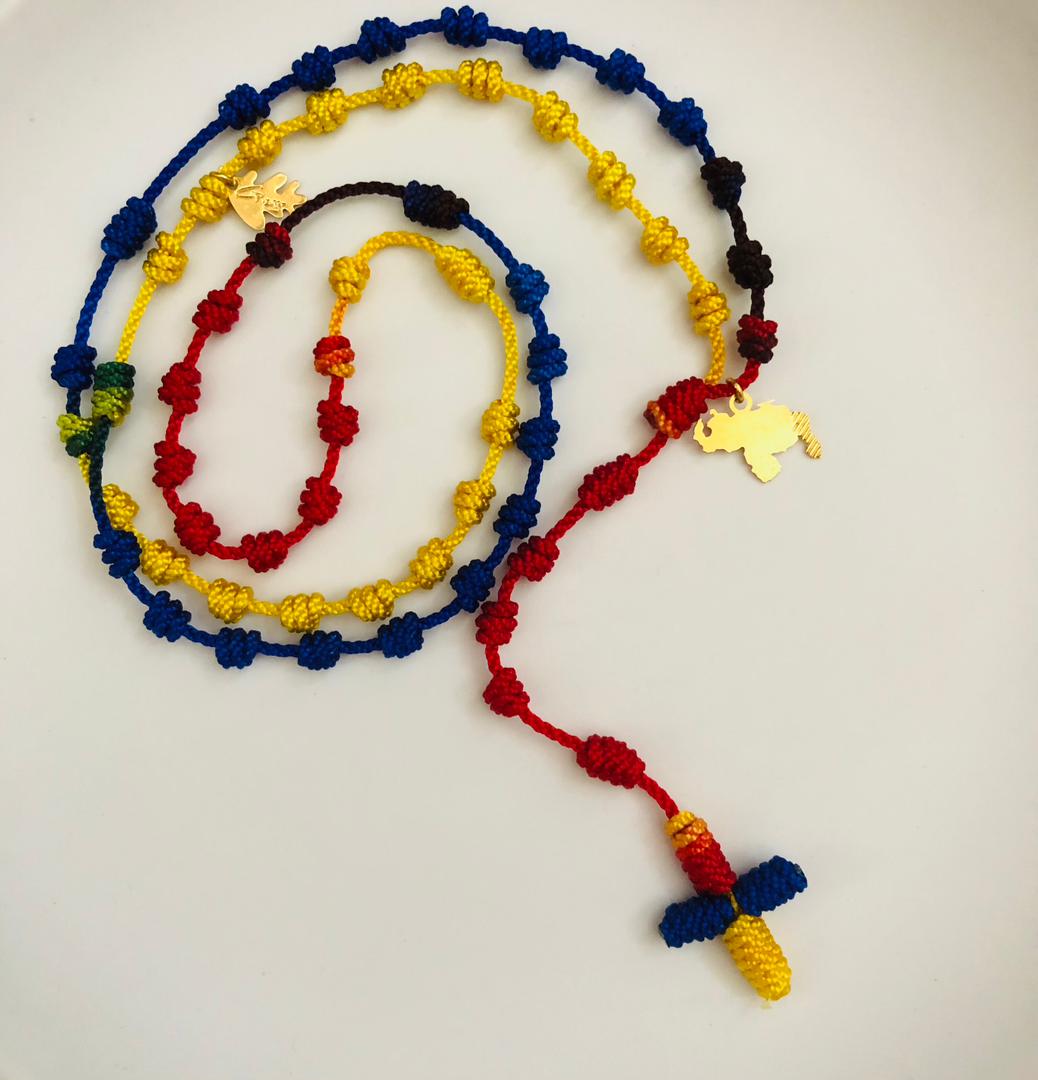 Rosario Tricolor Tejido: Un Pedacito de Venezuela que te Acompaña.