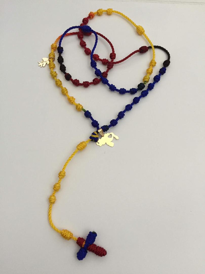 Rosario Tricolor Tejido: Un Pedacito de Venezuela que te Acompaña.