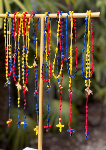 Rosario Tricolor Tejido: Un Pedacito de Venezuela que te Acompaña.